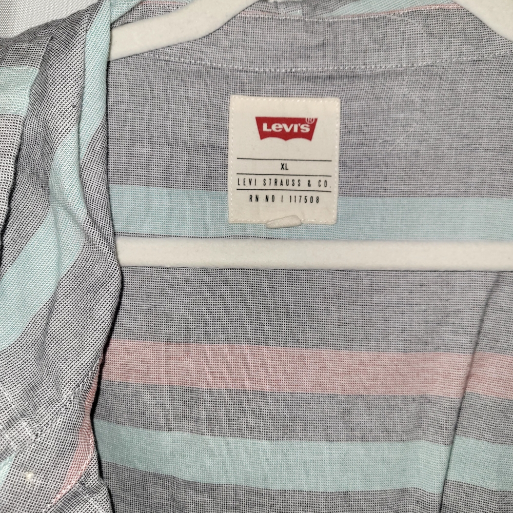 Levi's Button Up - Picture 4 of 4